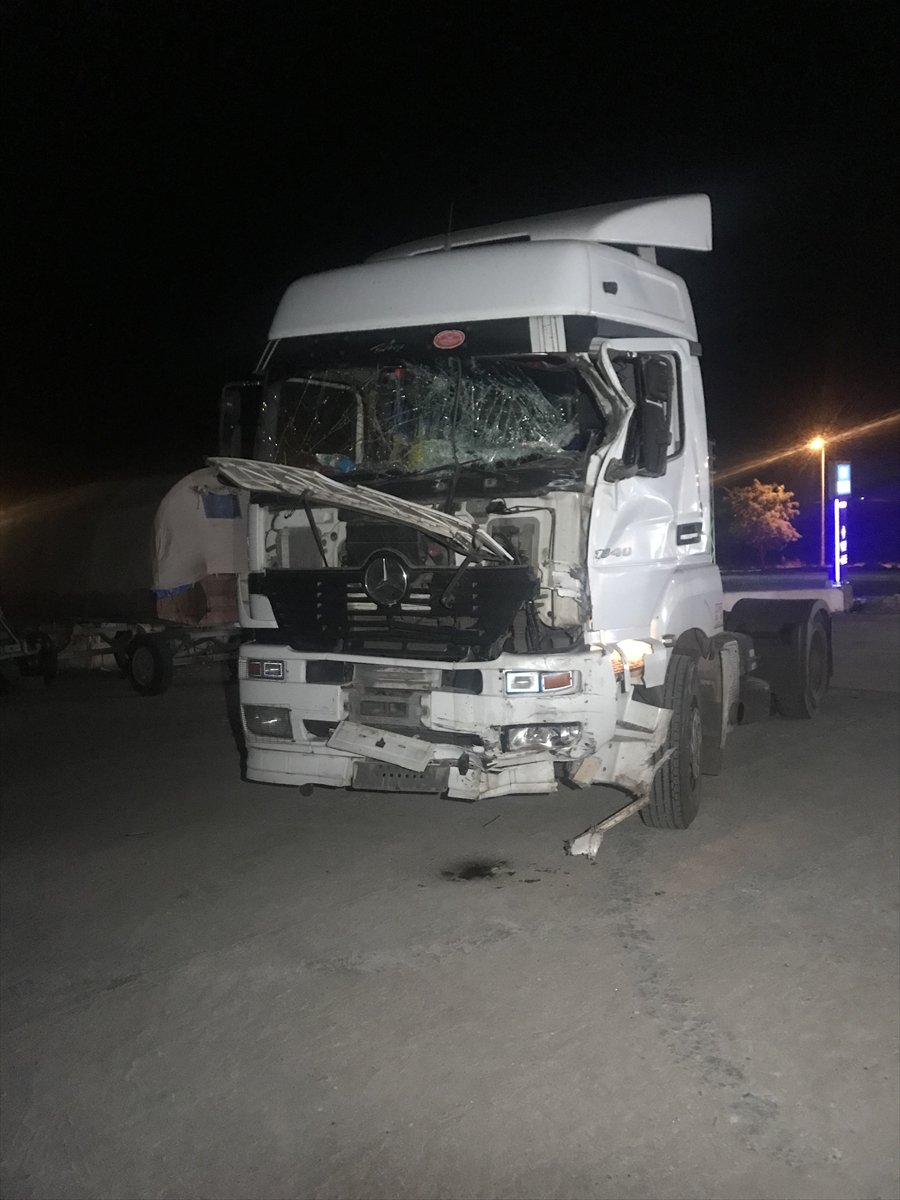 Kayseri'de Tarım İşçilerini Taşıyan Minibüs İle Tır Çarpıştı: 19 Yaralı