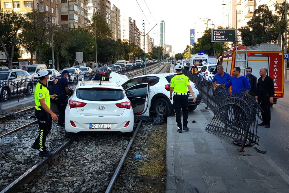 Konya'da Çarpışan 2 Otomobil Tramvay Yoluna Girdi: 4 Yaralı