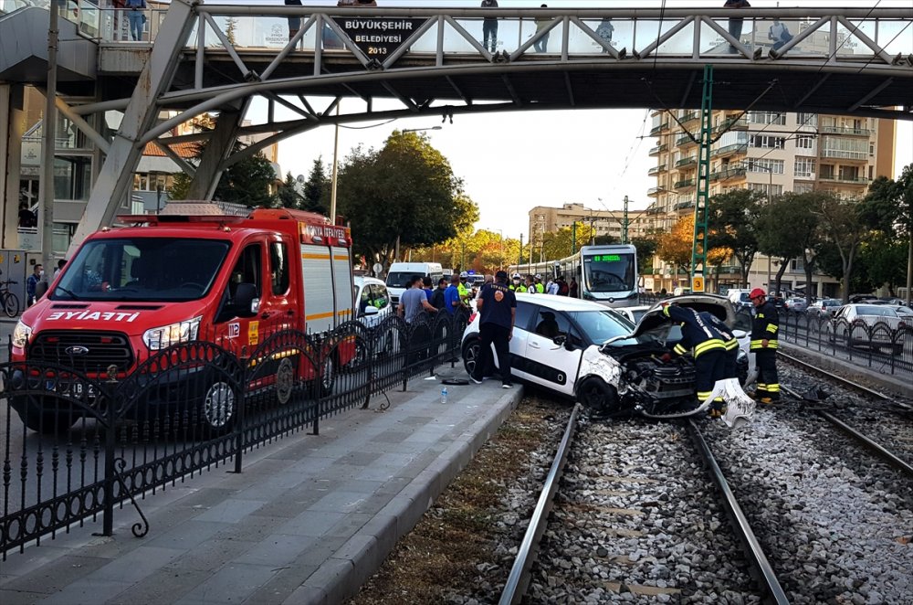 Konya'da Çarpışan 2 Otomobil Tramvay Yoluna Girdi: 4 Yaralı