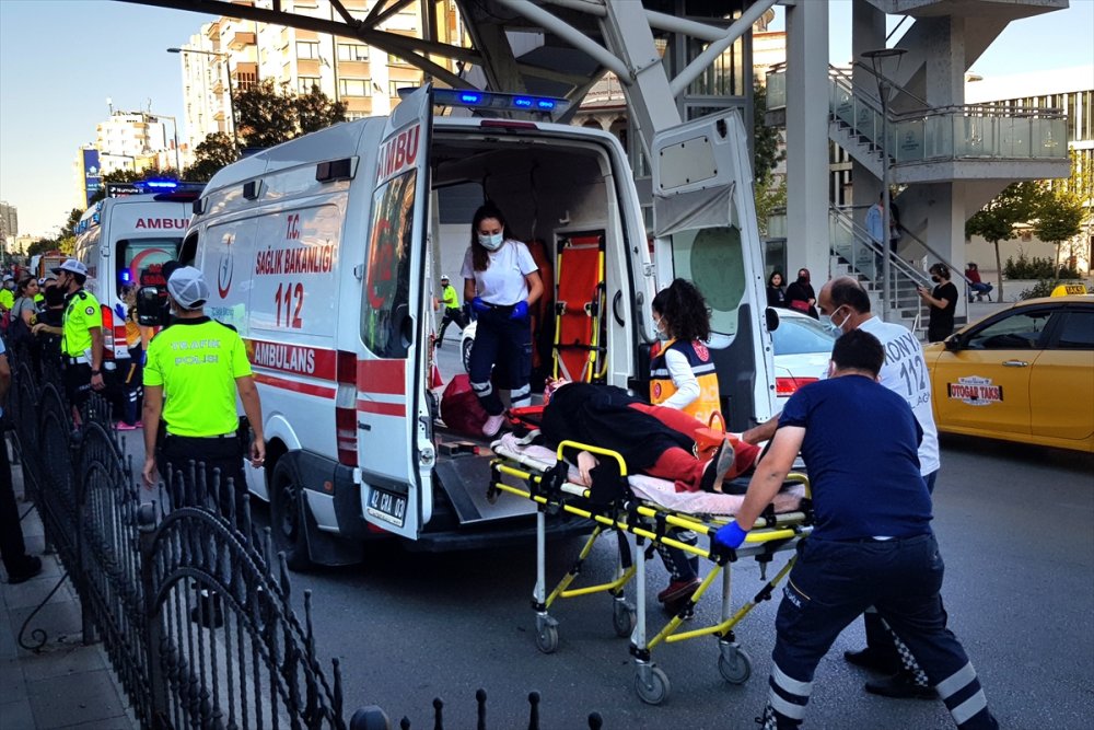 Konya'da Çarpışan 2 Otomobil Tramvay Yoluna Girdi: 4 Yaralı