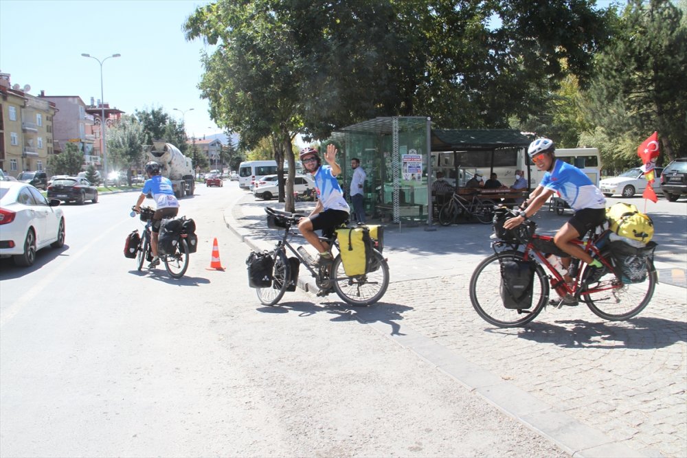 Bisikletle Avrupa Turuna Çıkan 3 Mühendis Turist, Konya'da Mola Verdi