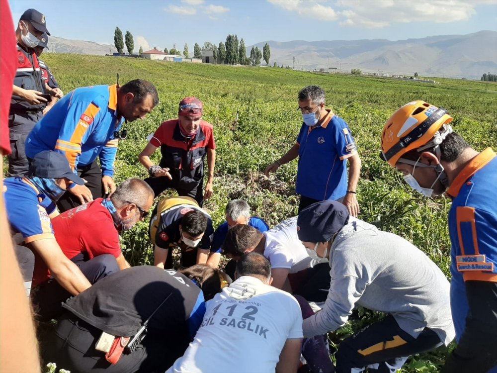 Niğde'de Patates Tarlasına Düşen Paraşütçü Hastaneye Kaldırıldı