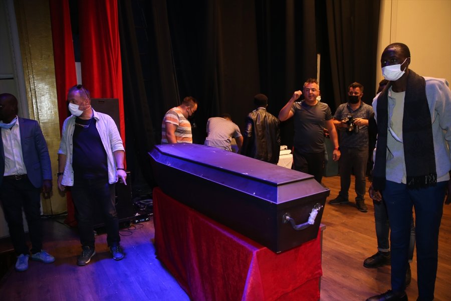 Beyin Kanamasından Ölen Nijeryalı Doktora Öğrencisinin Cenazesi Eskişehir'de Defnedildi