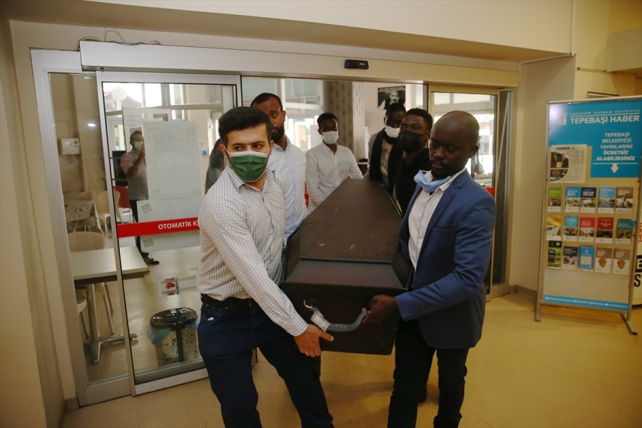Beyin Kanamasından Ölen Nijeryalı Doktora Öğrencisinin Cenazesi Eskişehir'de Defnedildi