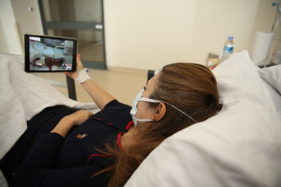 Eskişehir'de Kovid-19 Tedavisi Gören Anne, Yeni Doğan Bebeğini Tabletten İzledi