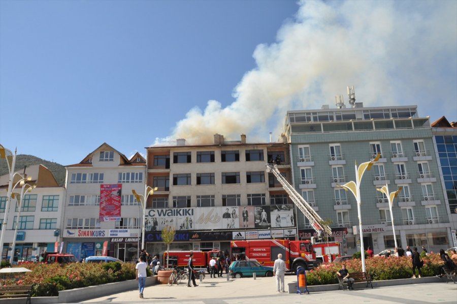 Konya'da 5 Katlı Binada Çıkan Yangın Söndürüldü