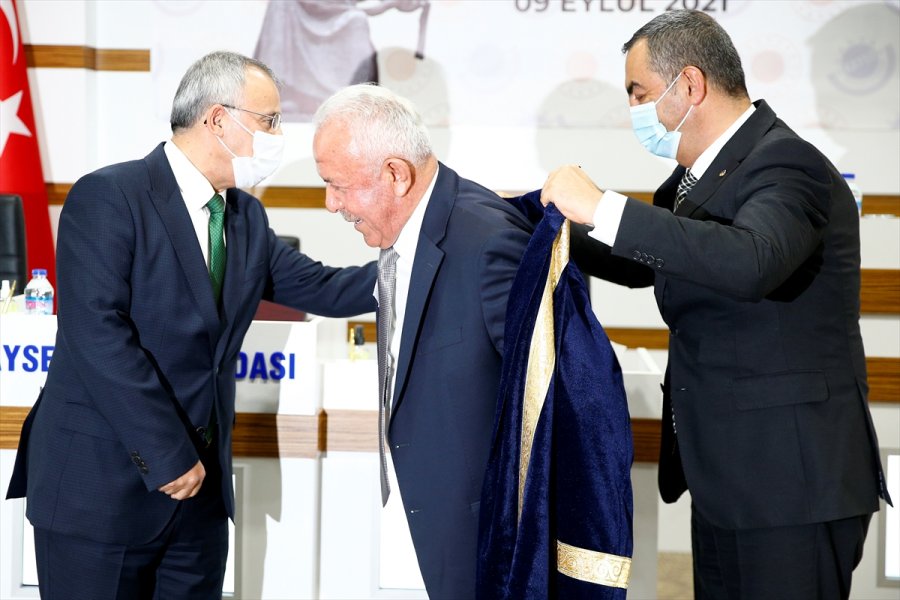 Yılın Ahisi Seçilen Mehmet Kabak'a Kaftan Giydirildi