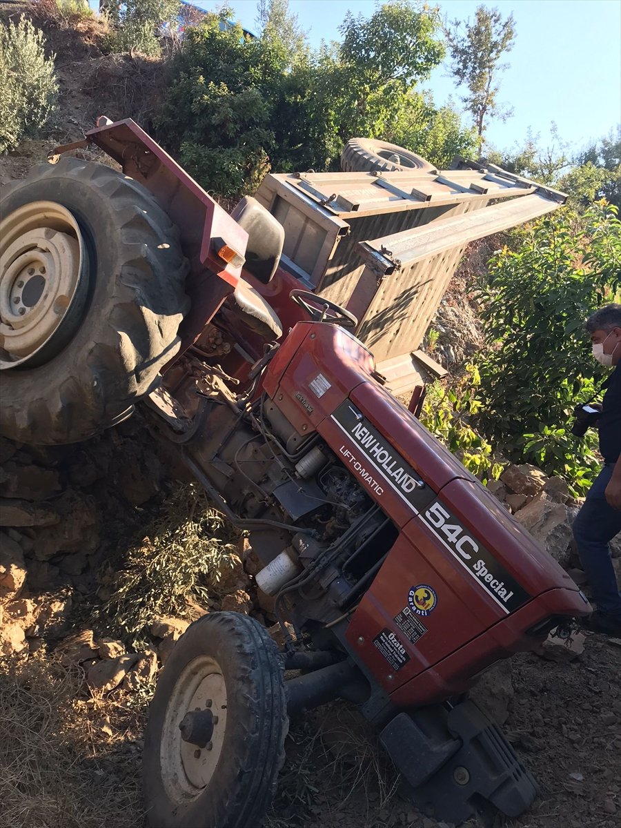 Alanya'da Uçuruma Yuvarlanan Traktörün Sürücüsü Öldü