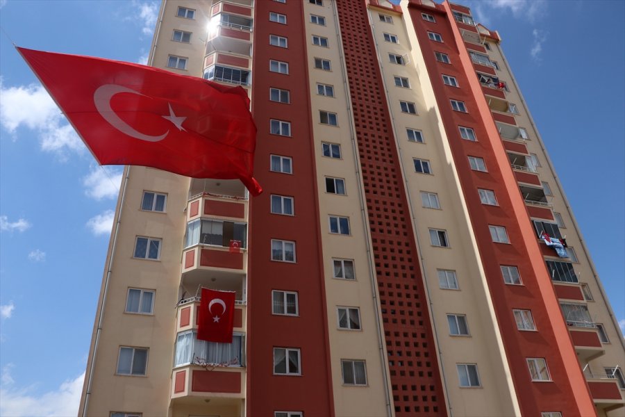 Şehit Piyade Uzman Çavuş Mücahid Sınırtepe'nin Kayseri'deki Ailesine Acı Haber Verildi