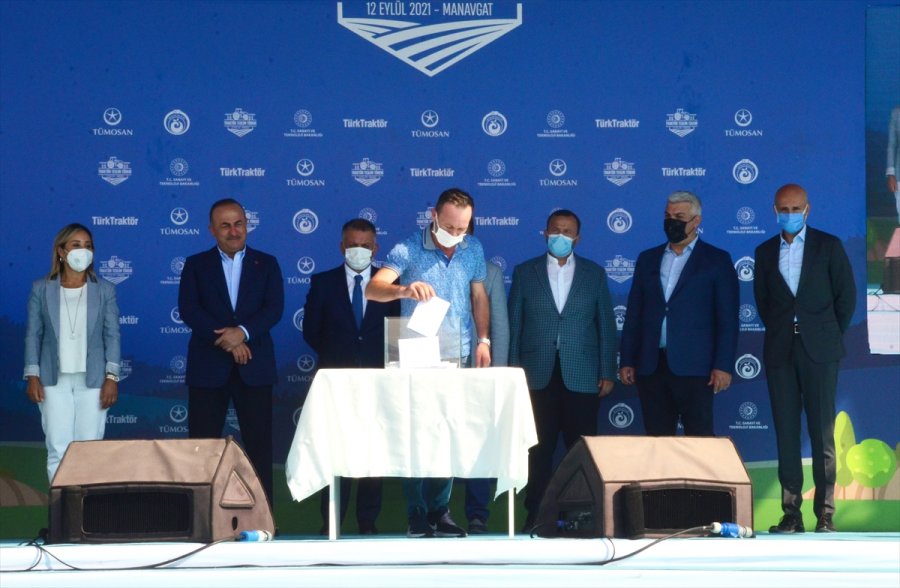 Manavgat'taki Orman Yangınından Zarar Gören Çiftçiler, Yeni Traktörlerine Kavuştu