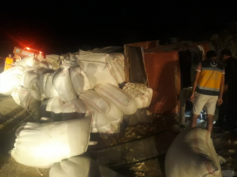 Mersin'de Saman Yüklü Kamyon Devrildi: 1 Ölü, 2 Yaralı