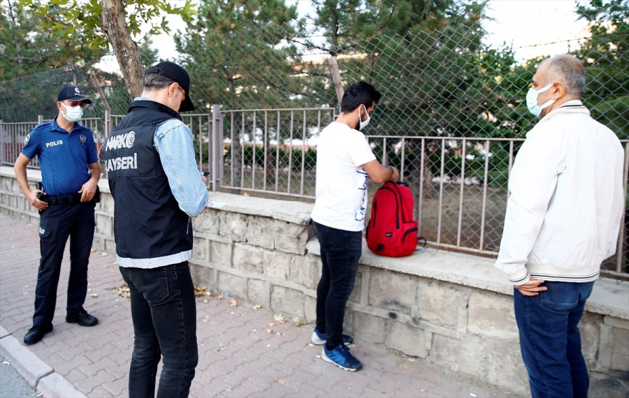 Kayseri'de Okul Önlerinde Uyuşturucu Denetimi Yapıldı