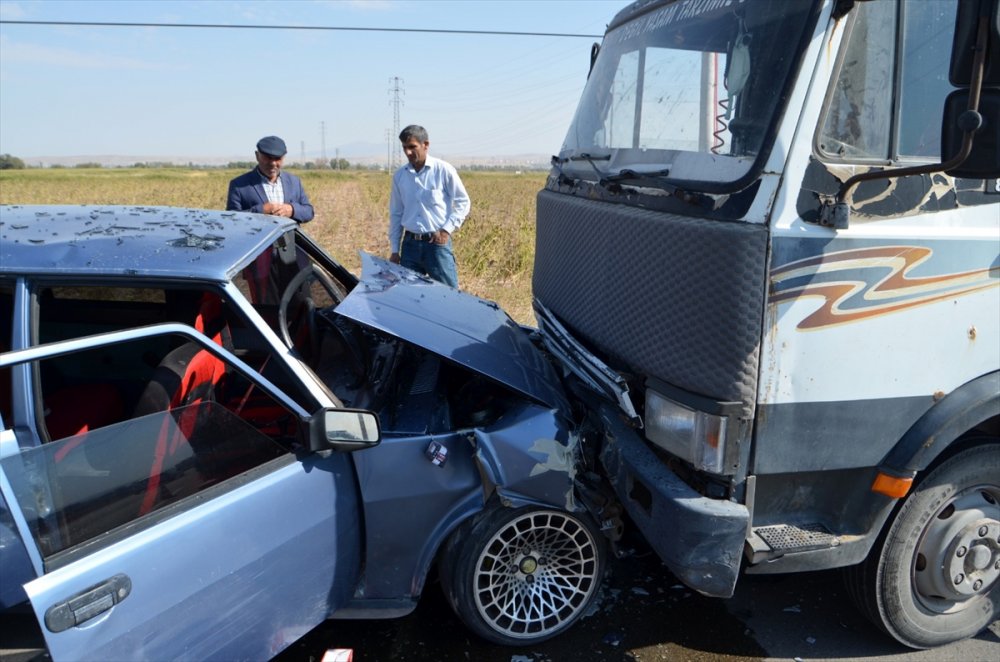 Aksaray'da Otomobil İle Kamyon Kafa Kafaya Çarpıştı