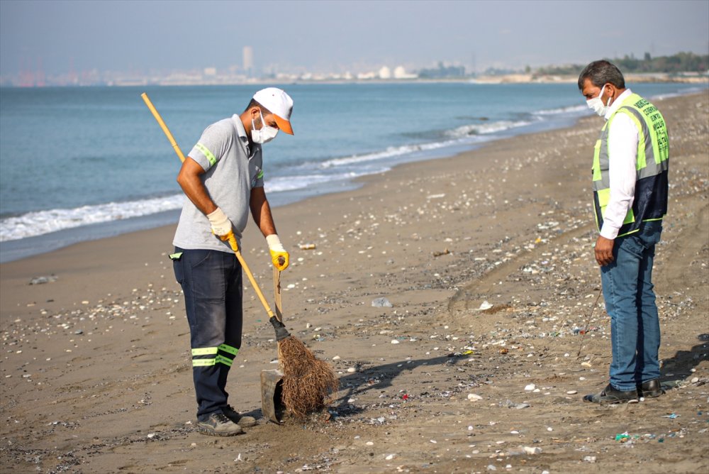 Mersin Sahillerinde Suriye Kaynaklı Petrol Sızıntısına İlişkin Temizlik Çalışmaları Devam Ediyor