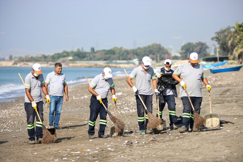Mersin Sahillerinde Suriye Kaynaklı Petrol Sızıntısına İlişkin Temizlik Çalışmaları Devam Ediyor