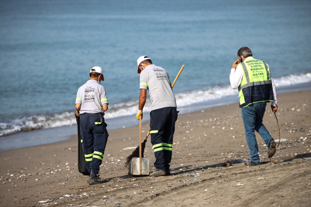 Mersin Sahillerinde Suriye Kaynaklı Petrol Sızıntısına İlişkin Temizlik Çalışmaları Devam Ediyor