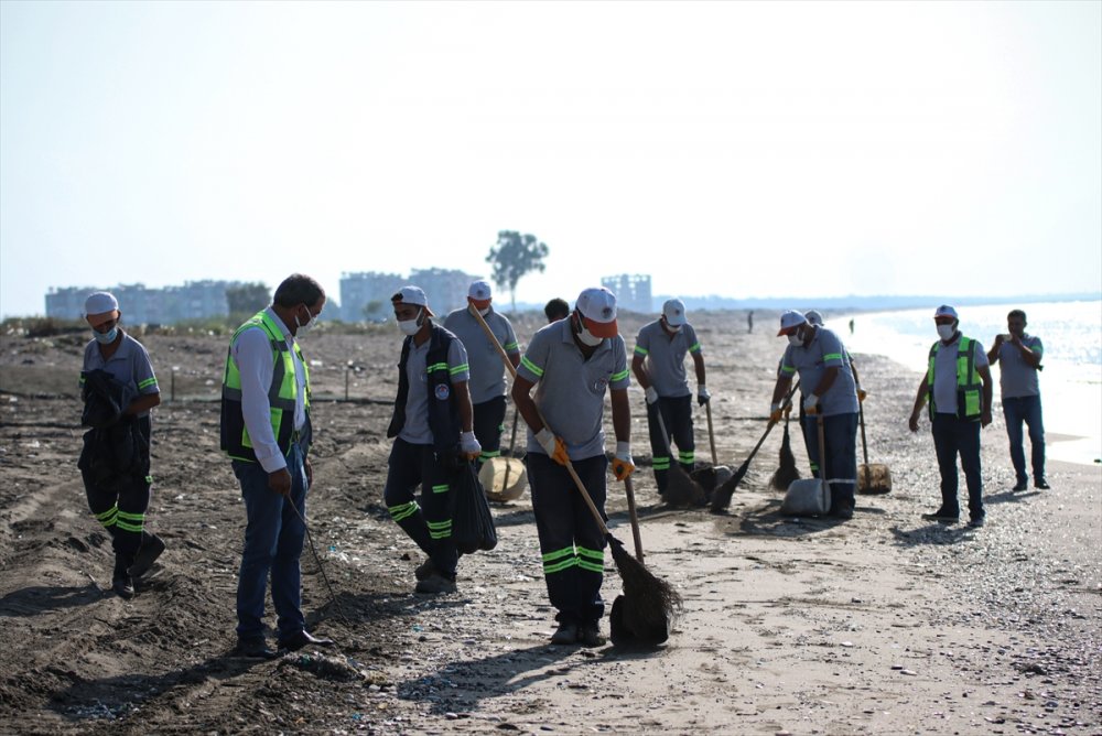 Mersin Sahillerinde Suriye Kaynaklı Petrol Sızıntısına İlişkin Temizlik Çalışmaları Devam Ediyor