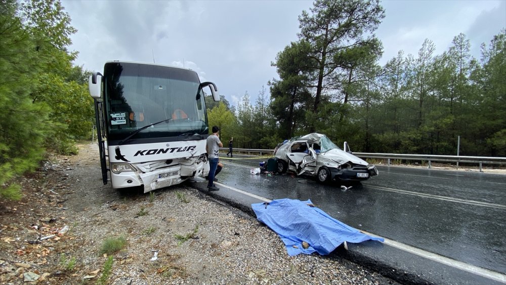 Antalya'da Yolcu Otobüsüyle Otomobil Çarpıştı: 2 Kişi Öldü, 2 Çocuk Yaralandı