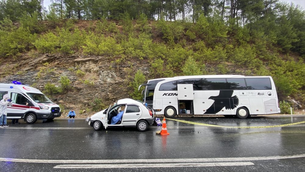 Antalya'da Yolcu Otobüsüyle Otomobil Çarpıştı: 2 Kişi Öldü, 2 Çocuk Yaralandı
