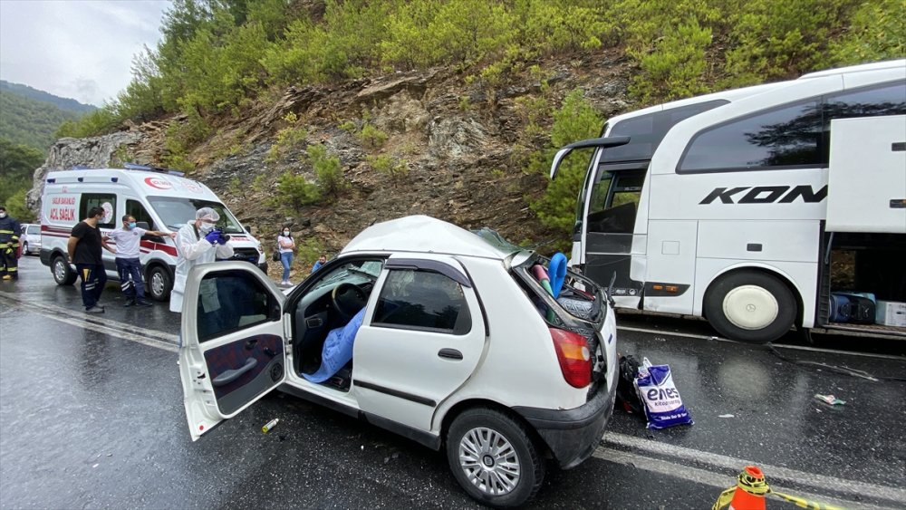 Antalya'da Yolcu Otobüsüyle Otomobil Çarpıştı: 2 Kişi Öldü, 2 Çocuk Yaralandı