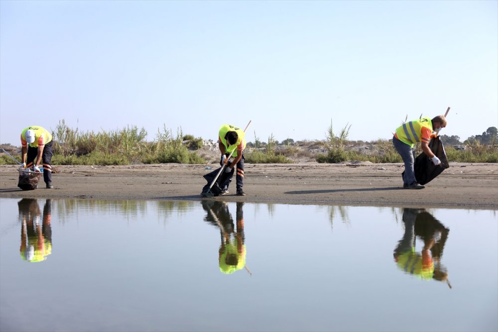 Mersin Sahillerinde Suriye Kaynaklı Petrol Sızıntısının Temizlik Çalışmaları Sürüyor