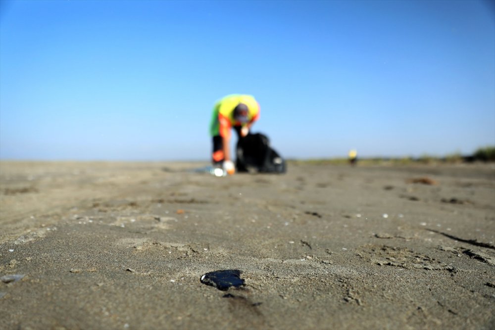 Mersin Sahillerinde Suriye Kaynaklı Petrol Sızıntısının Temizlik Çalışmaları Sürüyor