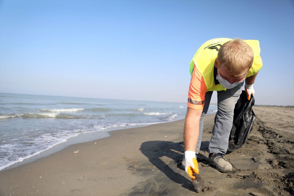 Mersin Sahillerinde Suriye Kaynaklı Petrol Sızıntısının Temizlik Çalışmaları Sürüyor