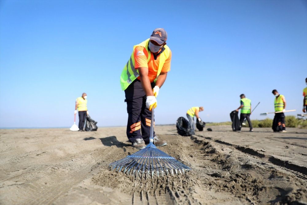 Mersin Sahillerinde Suriye Kaynaklı Petrol Sızıntısının Temizlik Çalışmaları Sürüyor