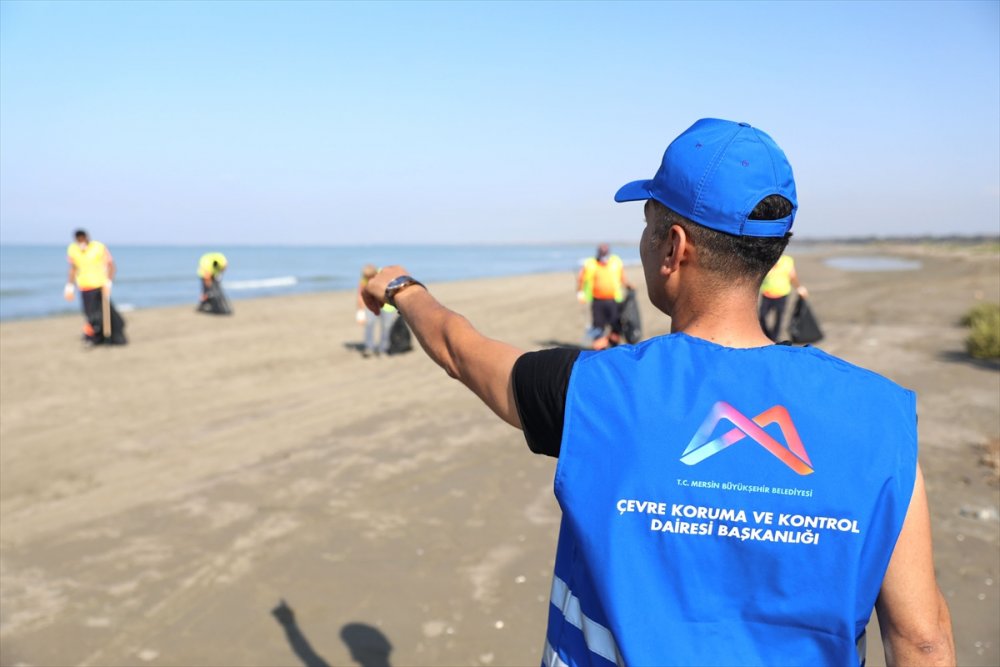 Mersin Sahillerinde Suriye Kaynaklı Petrol Sızıntısının Temizlik Çalışmaları Sürüyor