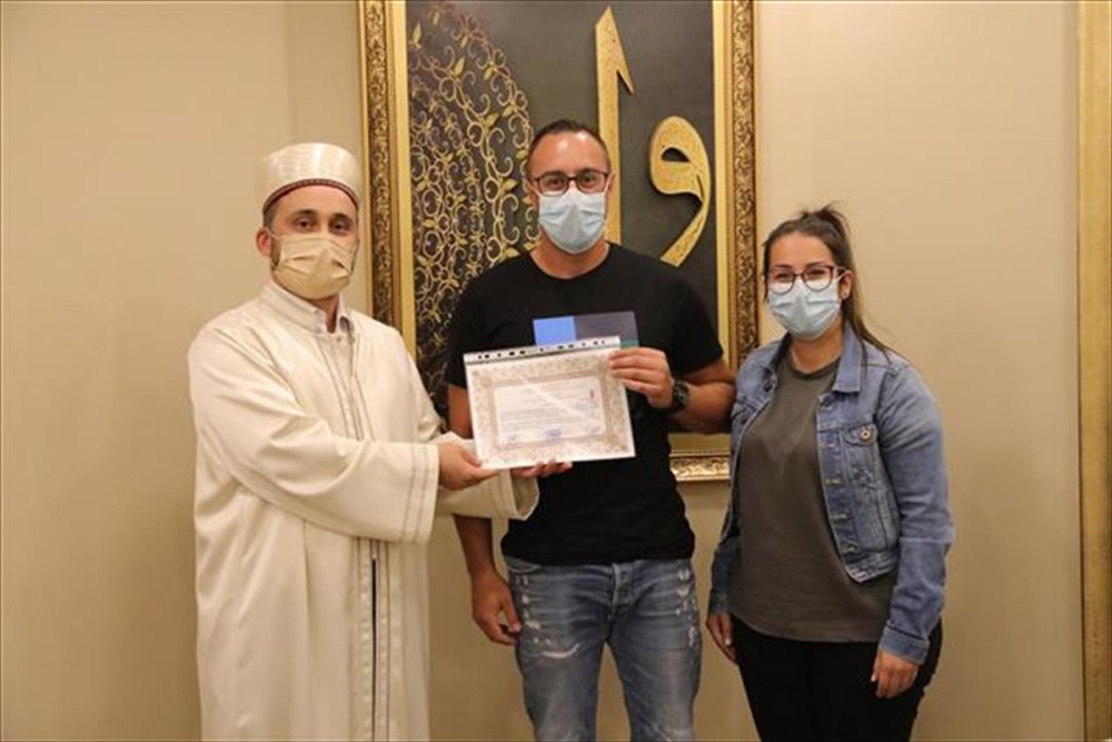 Müslüman Arkadaşlarından Etkilenen Alman Dennis Patrick, İslamiyet'i Seçti