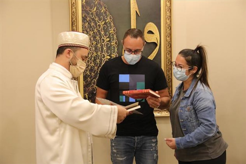 Müslüman Arkadaşlarından Etkilenen Alman Dennis Patrick, İslamiyet'i Seçti