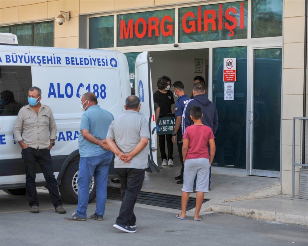 Antalya'da Kamyonet Tıra Çarptı 1 Kişi Öldü, 2 Kişi Yaralandı