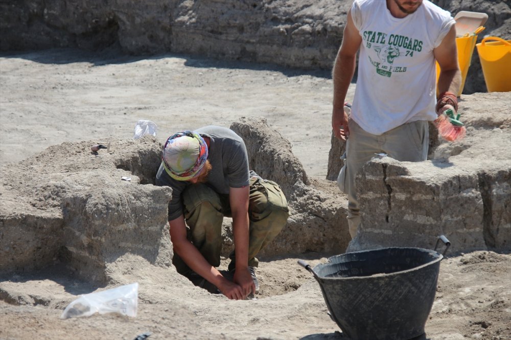 Çatalhöyük'te Neolitik Evin Hücre Mekanlarında Çoklu Mezarlar Bulundu