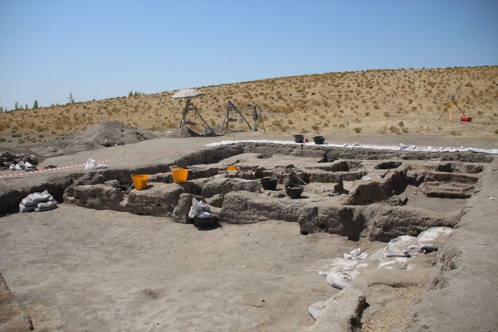 Çatalhöyük'te Neolitik Evin Hücre Mekanlarında Çoklu Mezarlar Bulundu