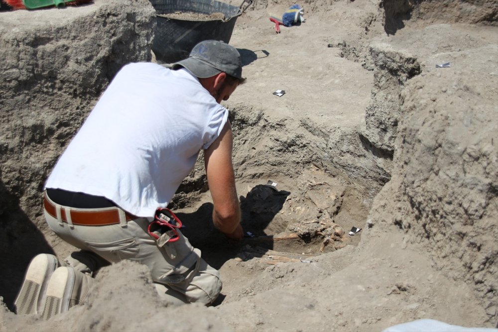 Çatalhöyük'te Neolitik Evin Hücre Mekanlarında Çoklu Mezarlar Bulundu
