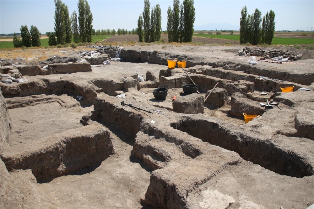 Çatalhöyük'te Neolitik Evin Hücre Mekanlarında Çoklu Mezarlar Bulundu