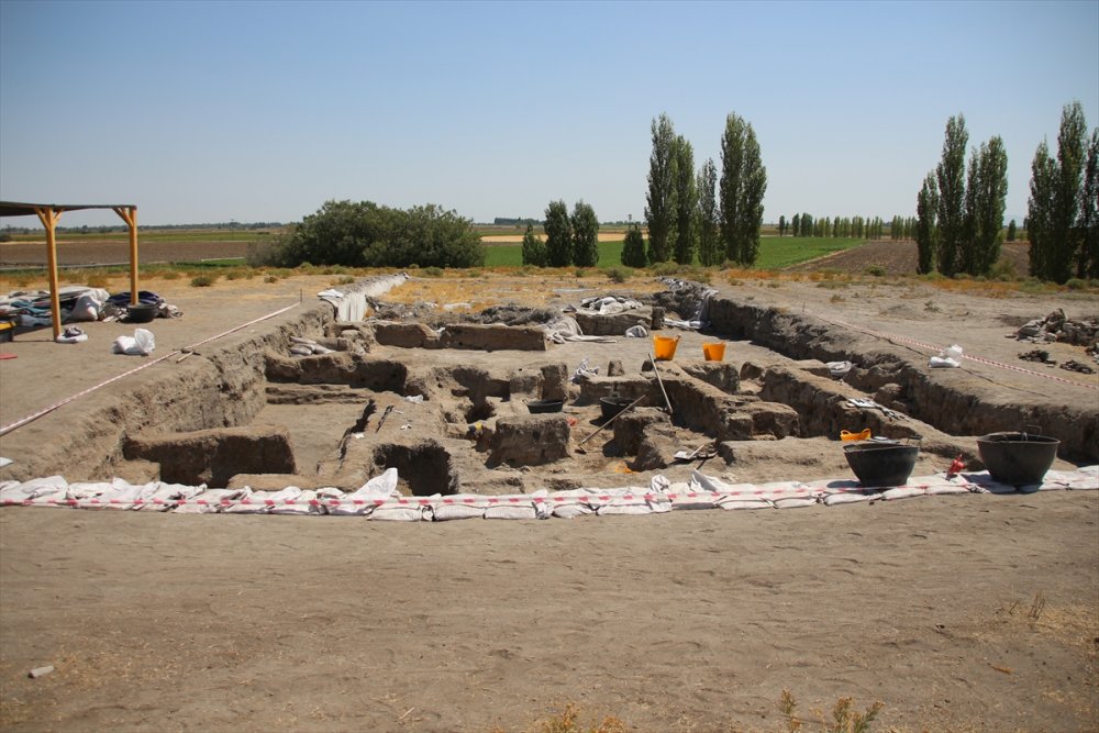 Çatalhöyük'te Neolitik Evin Hücre Mekanlarında Çoklu Mezarlar Bulundu