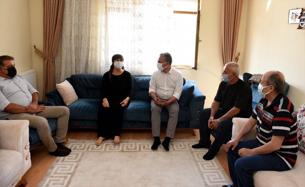 Hurdacının Belediyenin Levhasını Almasını Engelleyen Kadına Teşekkür Ziyareti