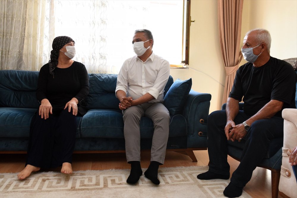 Hurdacının Belediyenin Levhasını Almasını Engelleyen Kadına Teşekkür Ziyareti