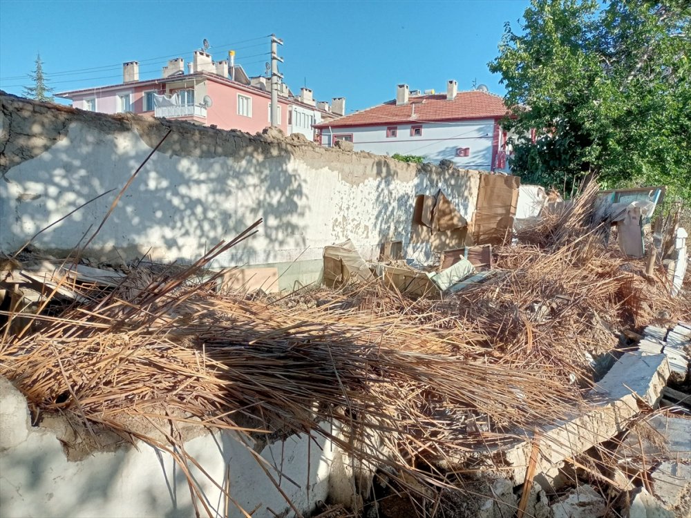 Konya'da Metruk Binada Göçük Altında Kalan Kişi Yaralandı