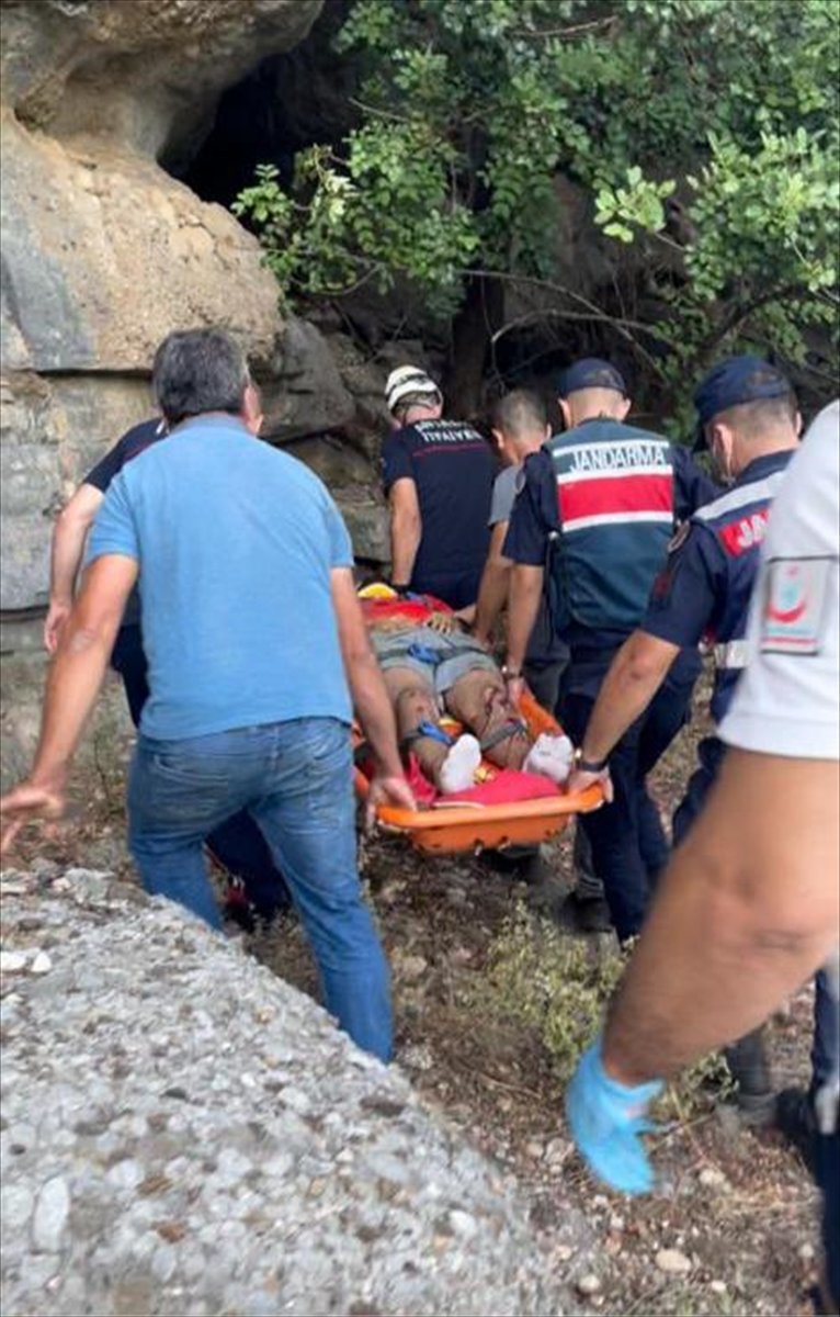 Gelin Ve Damadın Fotoğrafını Çekerken Kayalıklardan Düşen Kişi Kurtarıldı