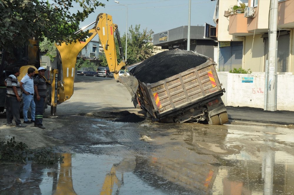Mersin'de Asfalt Yüklü Kamyon Yola Çakıldı
