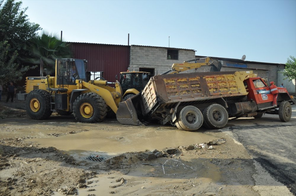 Mersin'de Asfalt Yüklü Kamyon Yola Çakıldı
