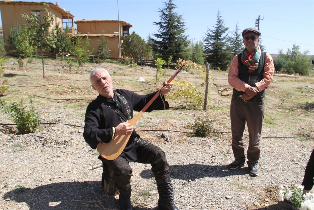 Sonsuz Şükran Köyü'nde Yunus Emre Anısına Çınar Fidanı Dikildi