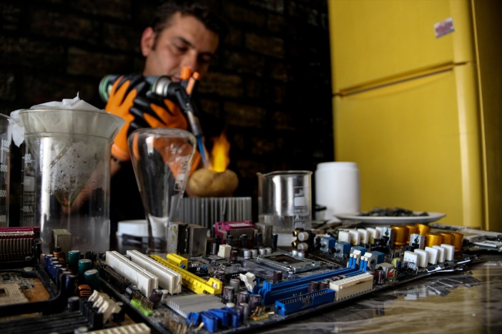 Teknolojik Atıklardaki Değerli Madenleri Geri Dönüştürüyor