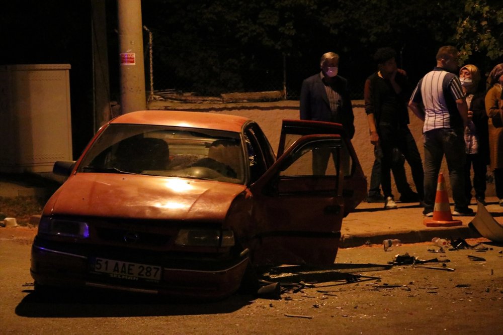 Niğde'de 3 Otomobilin Karıştığı Kazada 7 Kişi Yaralandı