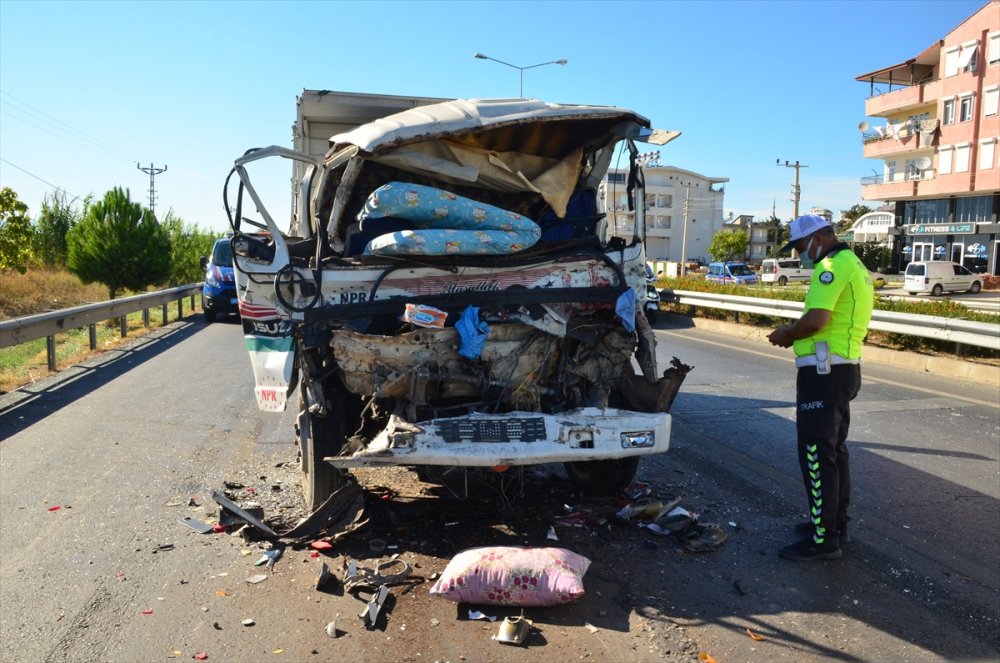 Antalya’da Kamyonla Tırın Çarpıştığı Kazada 1 Kişi Öldü