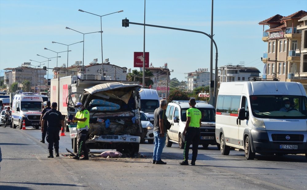 Antalya’da Kamyonla Tırın Çarpıştığı Kazada 1 Kişi Öldü