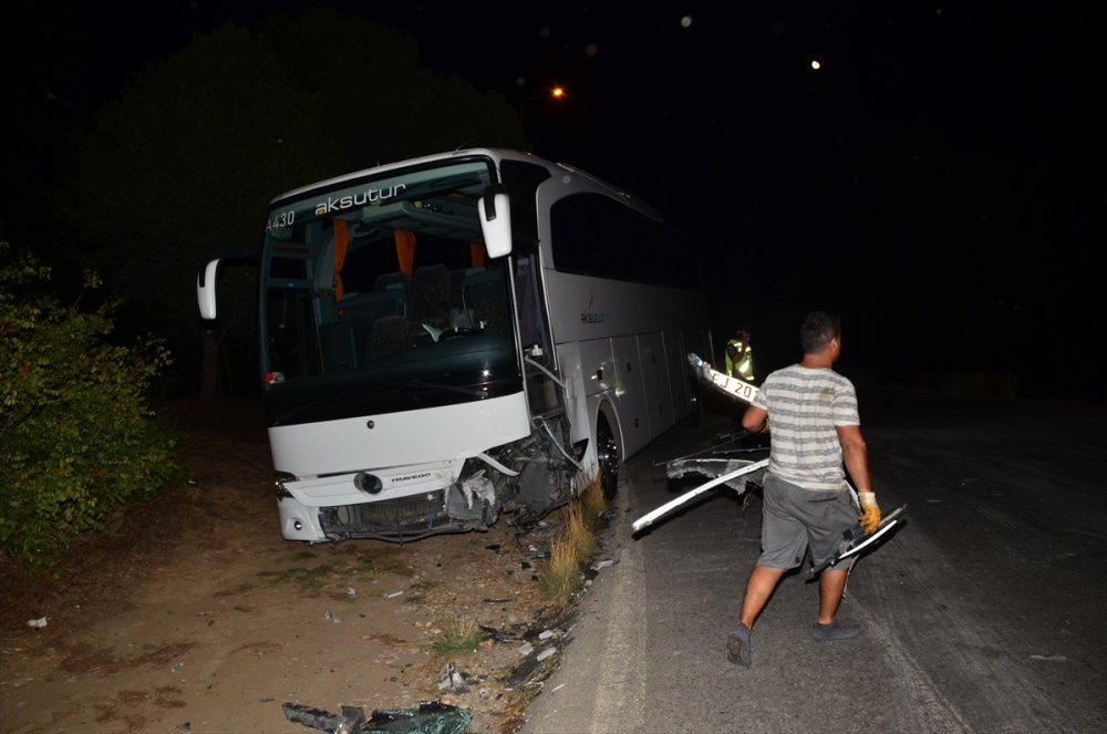 Antalya'da Tur Otobüsü İle Otomobilin Çarpıştığı Kazada 2 Kişi Yaralandı