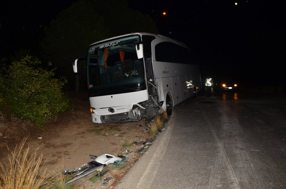 Antalya'da Tur Otobüsü İle Otomobilin Çarpıştığı Kazada 2 Kişi Yaralandı